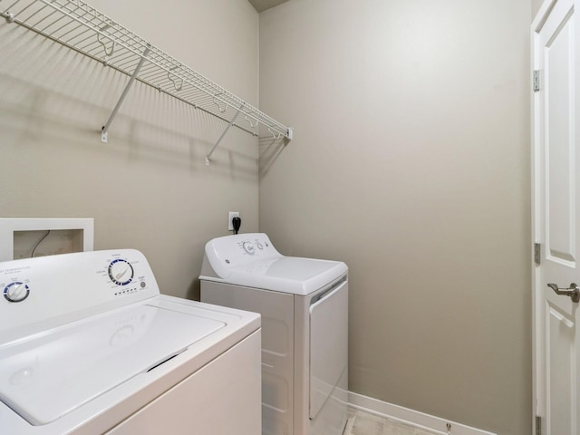 316 SW 6th St Unit 106, Des Moines, IA 50309 - laundry area featuring washing machine and clothes dryer and baseboards