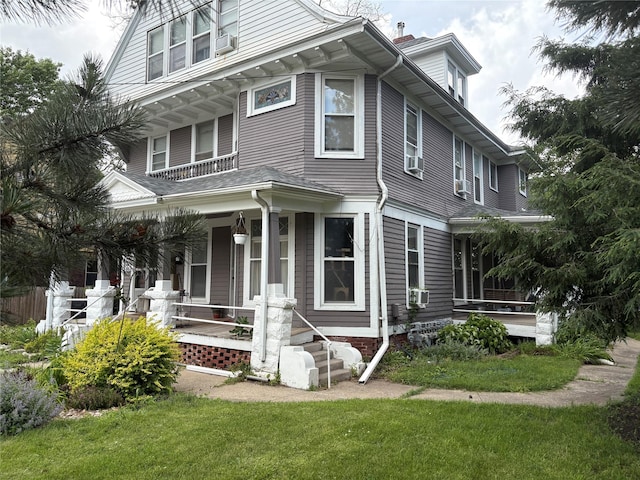 3101 Cottage Grove Ave, Des Moines, IA 50311 - view of front of home with a porch, cooling unit, and a front yard