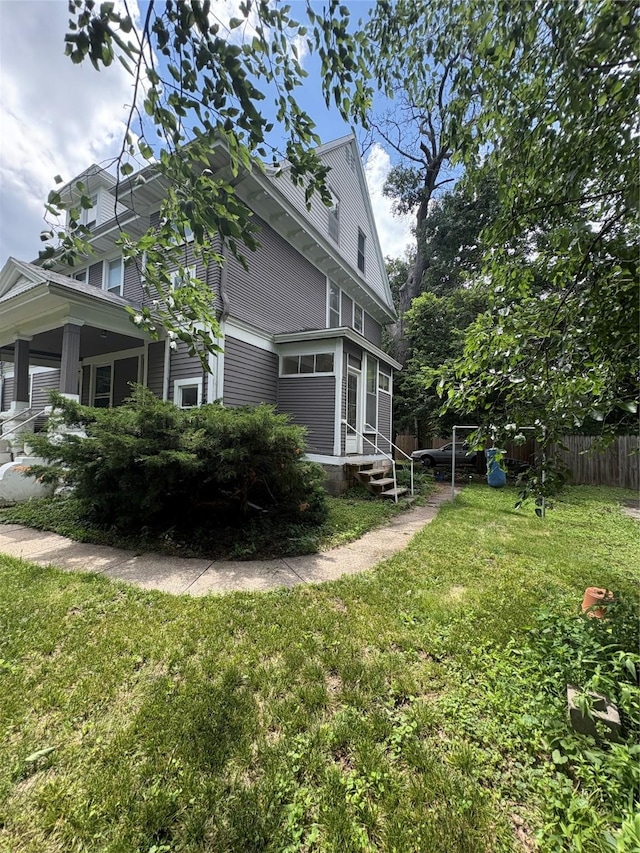 3101 Cottage Grove Ave, Des Moines, IA 50311 - view of side of property featuring entry steps