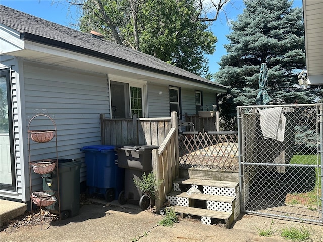 4118 E Garden Ave, Des Moines, IA 50317 - back of property with a shingled roof