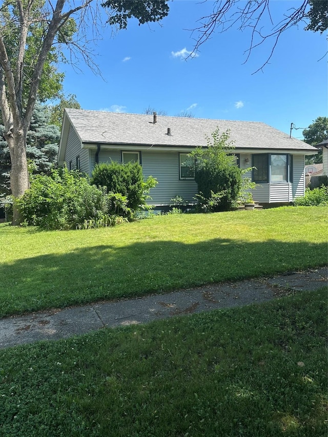 4118 E Garden Ave, Des Moines, IA 50317 - view of front facade with a front yard