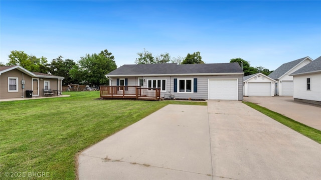808 E 8th St S, Newton, IA 50208 - ranch-style house featuring a front lawn, driveway, and a deck