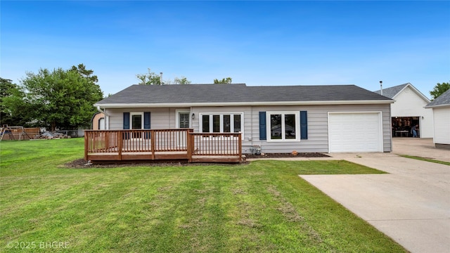 808 E 8th St S, Newton, IA 50208 - back of house featuring driveway, a garage, a wooden deck, and a lawn