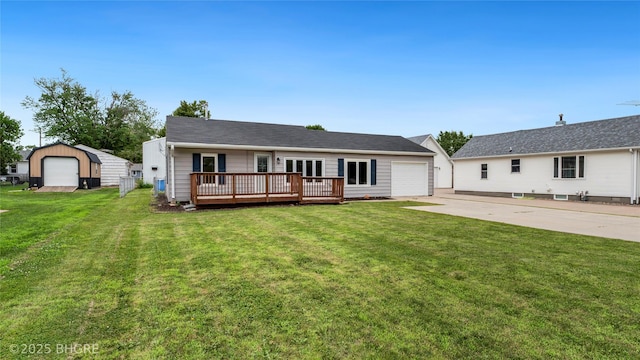808 E 8th St S, Newton, IA 50208 - view of front facade featuring a front yard, driveway, an outbuilding, and a deck