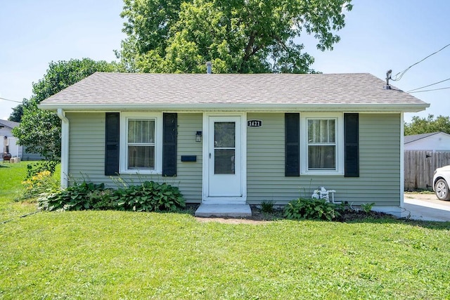 1421 N 4th Ave E, Newton, IA 50208 - bungalow-style home with roof with shingles