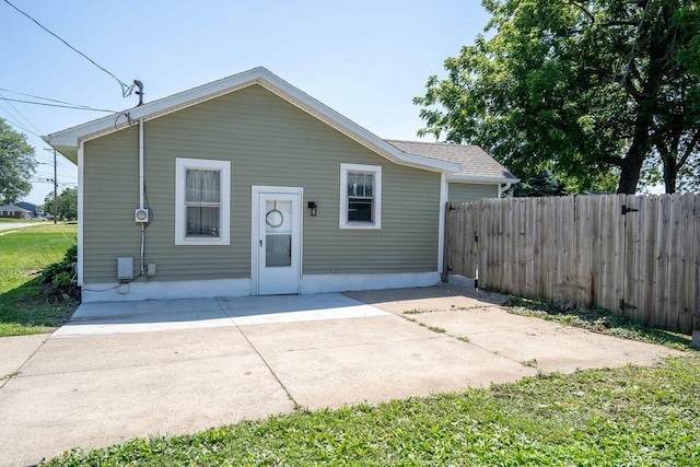 1421 N 4th Ave E, Newton, IA 50208 - bungalow-style home with a patio area