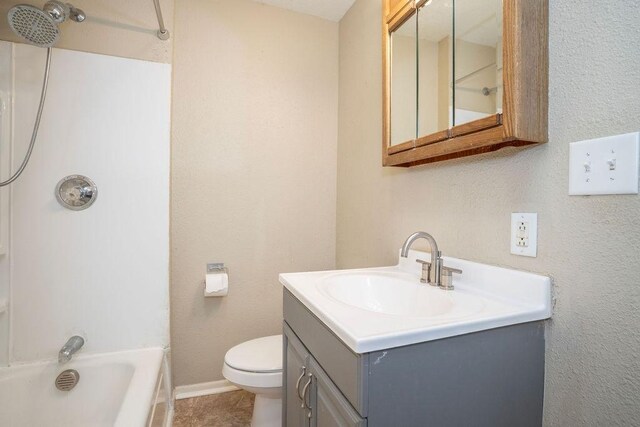 1421 N 4th Ave E, Newton, IA 50208 - full bath with vanity,  shower combination, and tile patterned floors