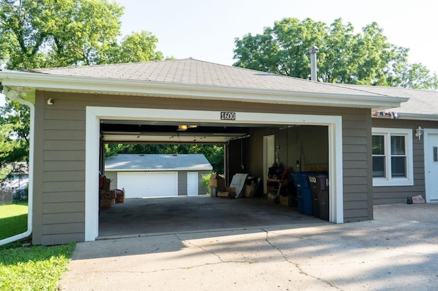 1600 Evergreen Ave, Des Moines, IA 50320 - garage with driveway