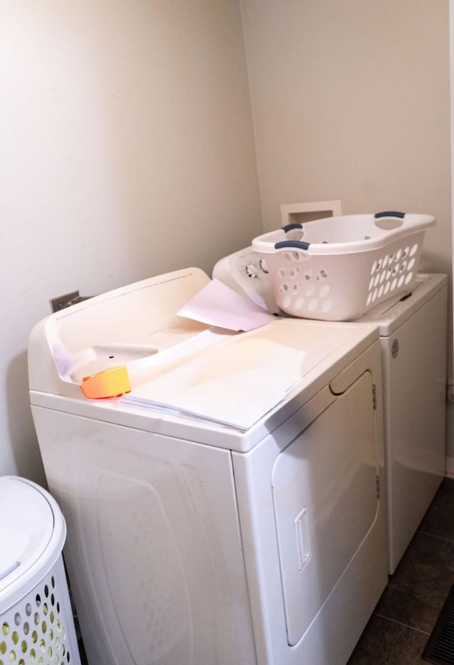 1600 Evergreen Ave, Des Moines, IA 50320 - laundry area featuring washer and clothes dryer and dark tile patterned flooring