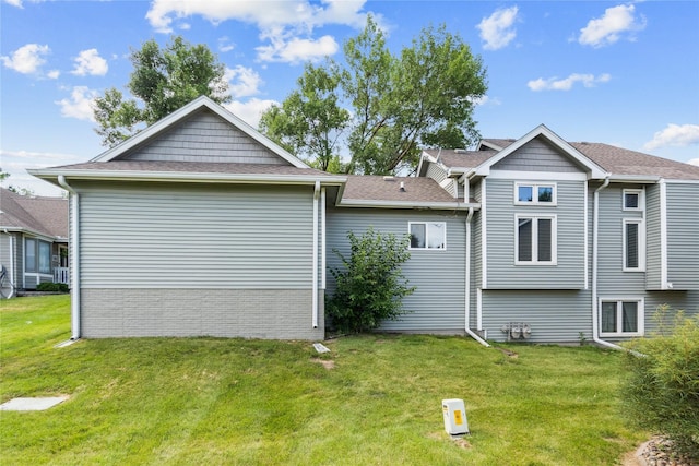 1123 SE Mallard Creek Dr, Ankeny, IA 50021 - rear view of house featuring a lawn and a shingled roof