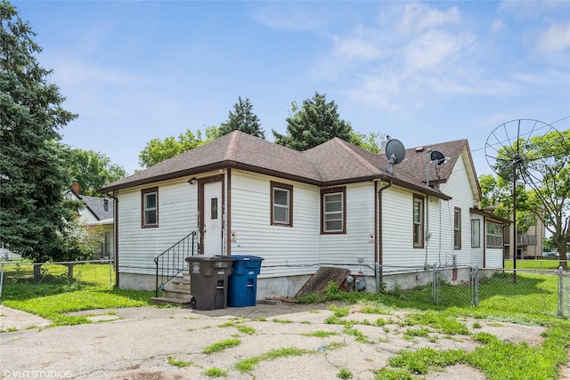 925 Laurel St, Des Moines, IA 50314 - view of side of property featuring a shingled roof