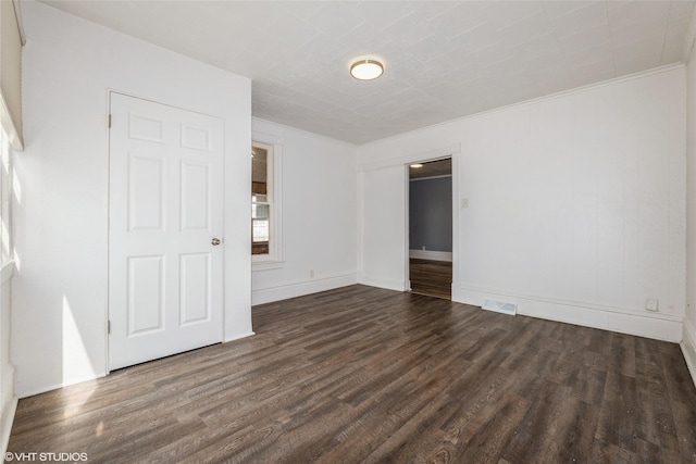 925 Laurel St, Des Moines, IA 50314 - unfurnished room with wood finished floors and crown molding