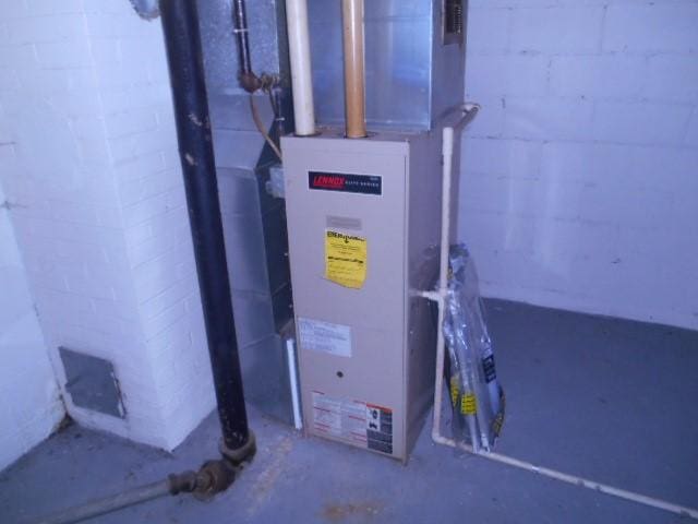 702 Woodbury St, Marshalltown, IA 50158 - view of utility room