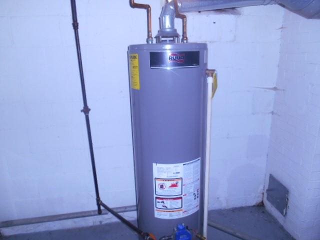 702 Woodbury St, Marshalltown, IA 50158 - utility room featuring water heater