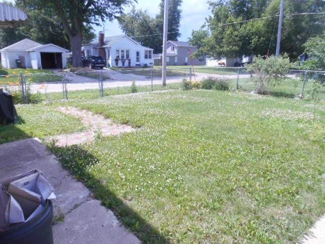 702 Woodbury St, Marshalltown, IA 50158 - view of yard featuring a residential view and an outdoor structure