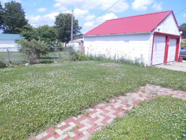702 Woodbury St, Marshalltown, IA 50158 - view of yard with an outdoor structure and a garage