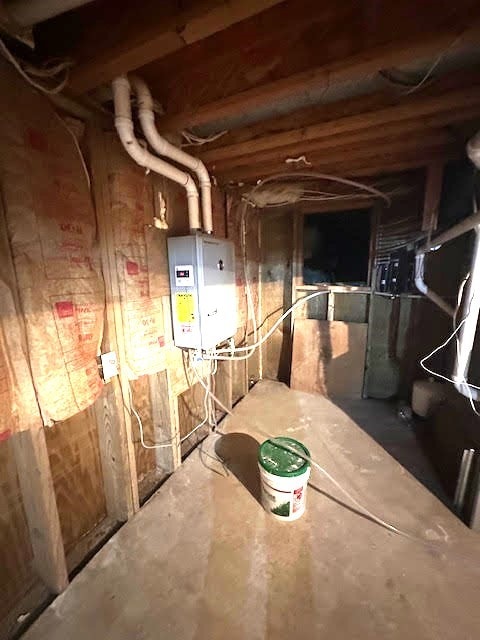 426 N 1st St, Ogden, IA 50212 - unfinished basement featuring water heater