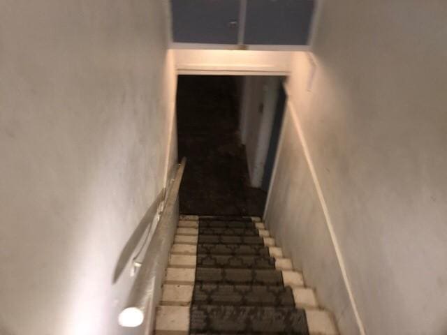 920 Amos Ave, Des Moines, IA 50315 - view of staircase