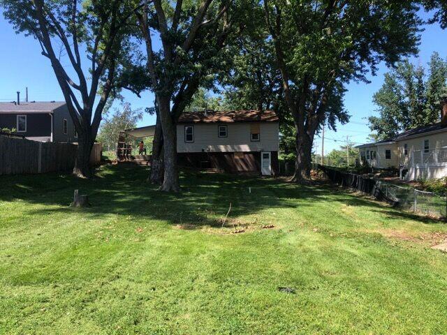 920 Amos Ave, Des Moines, IA 50315 - view of yard