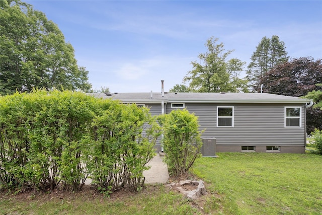 8066 Pilmer Dr, Des Moines, IA 50320 - rear view of property with a lawn