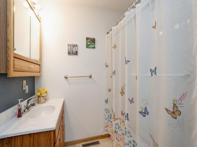 815 W 6th St S, Newton, IA 50208 - full bathroom featuring vanity and curtained shower