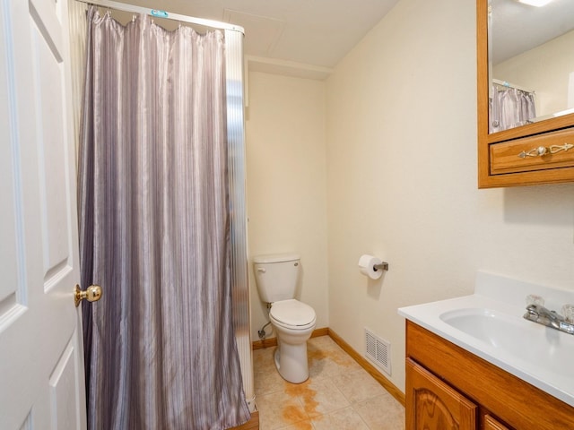 815 W 6th St S, Newton, IA 50208 - full bath with vanity, tile patterned floors, and a shower with shower curtain