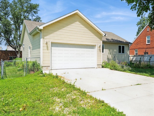 815 W 6th St S, Newton, IA 50208 - view of front of home featuring a garage, driveway, and roof with shingles