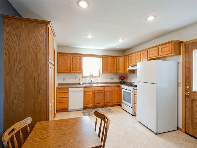 815 W 6th St S, Newton, IA 50208 - kitchen featuring white appliances, under cabinet range hood, and recessed lighting