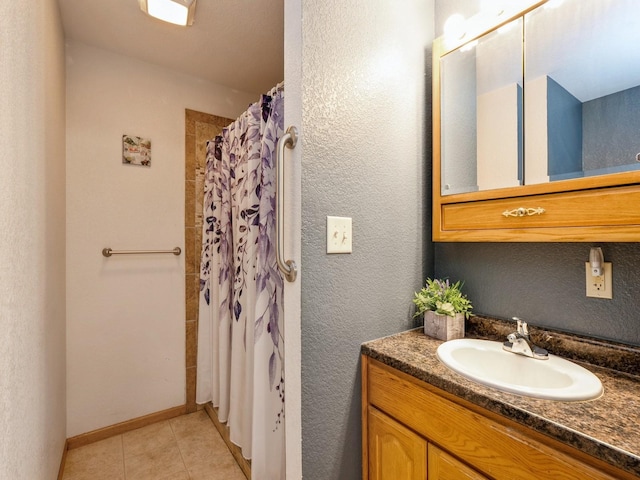 815 W 6th St S, Newton, IA 50208 - full bath featuring tile patterned flooring, vanity, curtained shower, and a textured wall