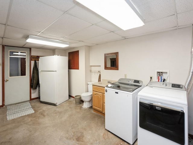 1246 N 75th Ave W, Newton, IA 50208 - laundry area with washer and clothes dryer and baseboards