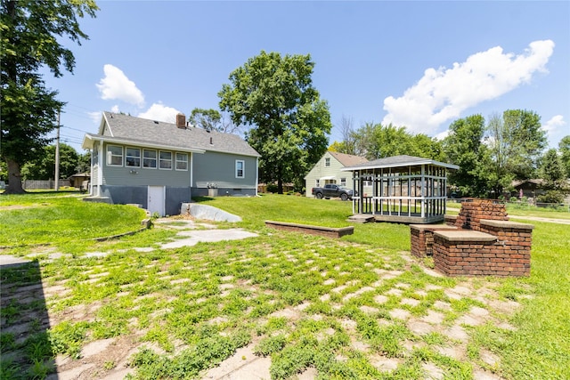 3851 E 25th St, Des Moines, IA 50317 - view of grassy yard with a gazebo