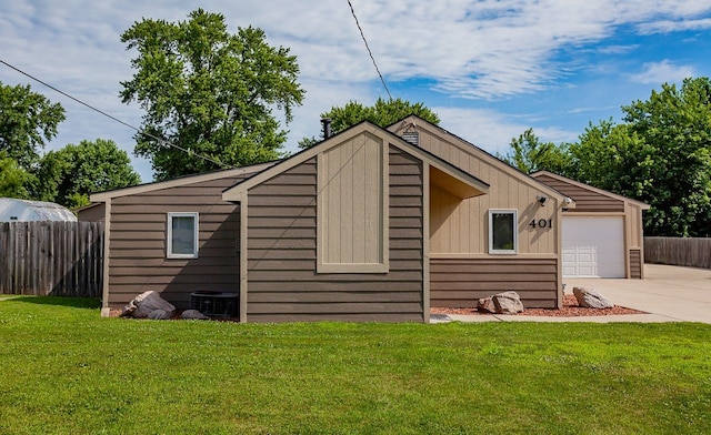 401 NW 50th Pl, Des Moines, IA 50313 - view of outdoor structure with concrete driveway and an attached garage