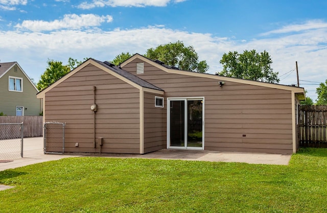 401 NW 50th Pl, Des Moines, IA 50313 - back of house featuring a patio area