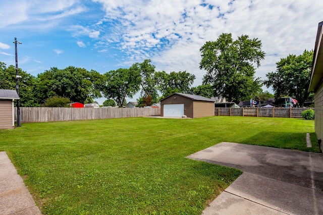 401 NW 50th Pl, Des Moines, IA 50313 - fenced backyard with an outdoor structure and a garage