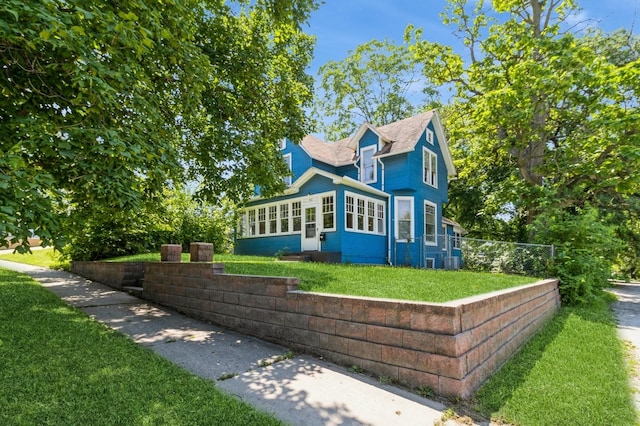 913 Fremont St, Des Moines, IA 50316 - view of front of home with a front yard