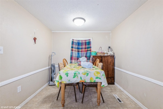 4131 55th St, Des Moines, IA 50310 - dining space with a textured ceiling and baseboards
