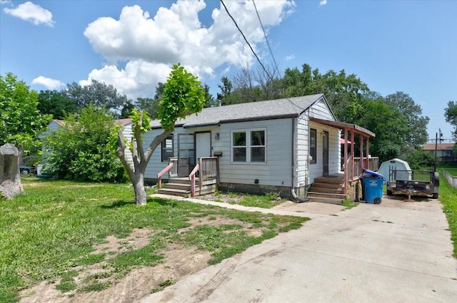 2721 E 16th St, Des Moines, IA 50316 - view of front facade featuring concrete driveway and a front lawn