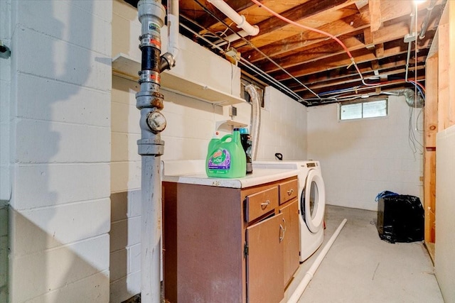 2721 E 16th St, Des Moines, IA 50316 - laundry area with separate washer and dryer