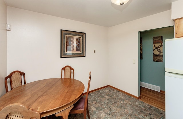 1022 Trisha Ave, Des Moines, IA 50313 - dining area with baseboards