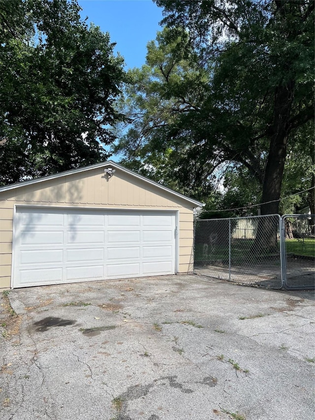 2615 59th St, Des Moines, IA 50322 - view of detached garage