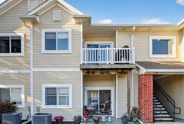 10320 Norfolk Dr Unit 7, Johnston, IA 50131 - back of house featuring a balcony