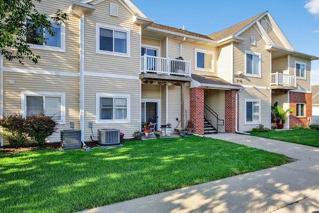 10320 Norfolk Dr Unit 7, Johnston, IA 50131 - townhome / multi-family property featuring a front lawn and a balcony