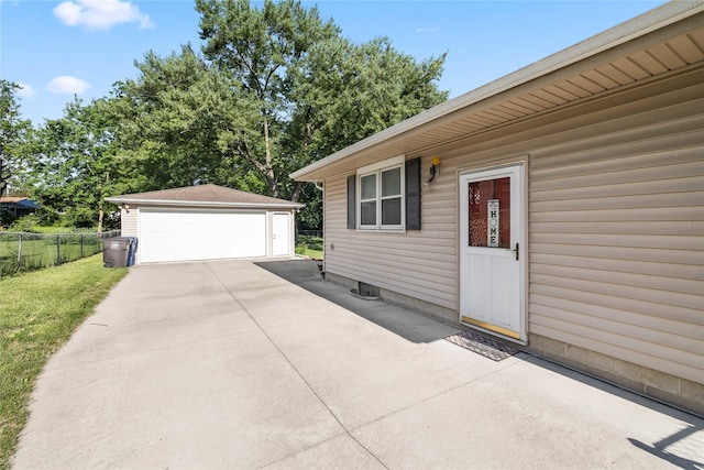 3520 E 32nd St, Des Moines, IA 50317 - view of detached garage