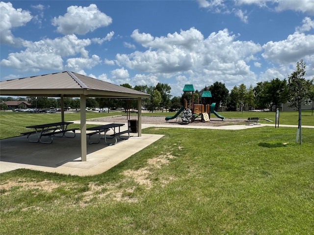 1815 SW White Birch Cir Unit 3, Ankeny, IA 50023 - surrounding community with a gazebo and a yard
