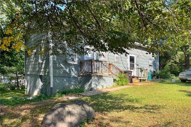 2826 Oxford St, Des Moines, IA 50313 - rear view of property featuring a lawn