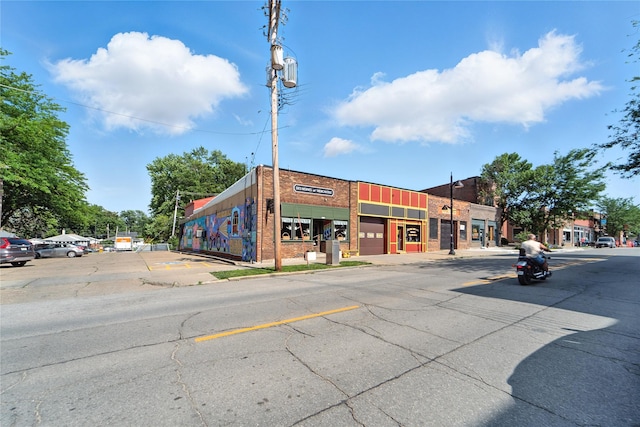3935 8th St, Des Moines, IA 50313 - view of building exterior featuring uncovered parking