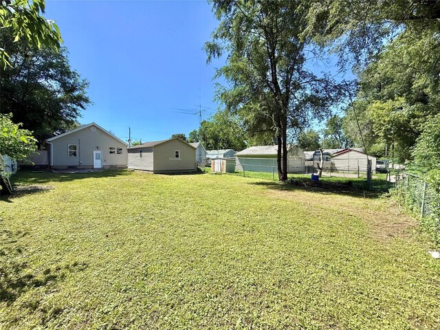 2011 E 23rd St, Des Moines, IA 50317 - view of yard