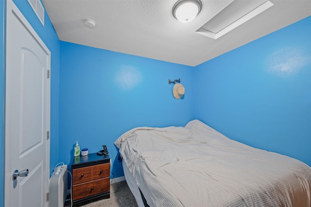 714 E 27th St, Des Moines, IA 50317 - bedroom featuring a textured ceiling and carpet