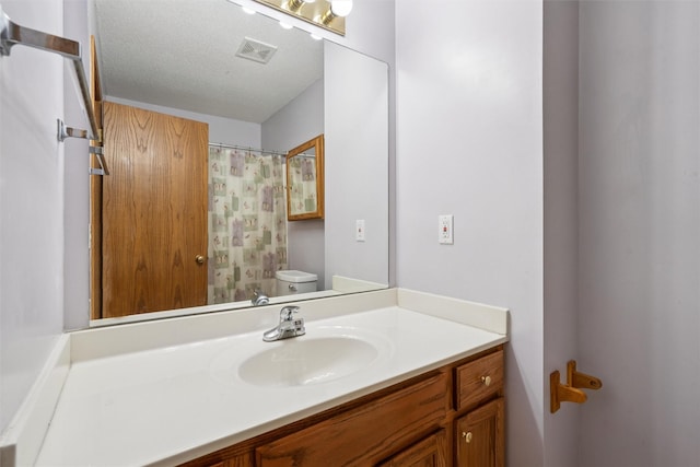 5428 NW 90th St, Johnston, IA 50131 - full bath with vanity, a textured ceiling, and a shower with curtain