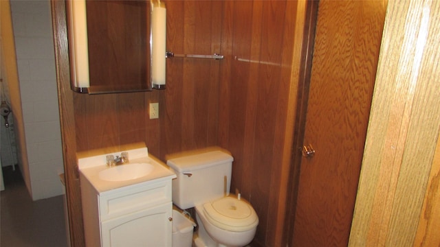 1401 N Grant St, Knoxville, IA 50138 - bathroom featuring vanity and toilet